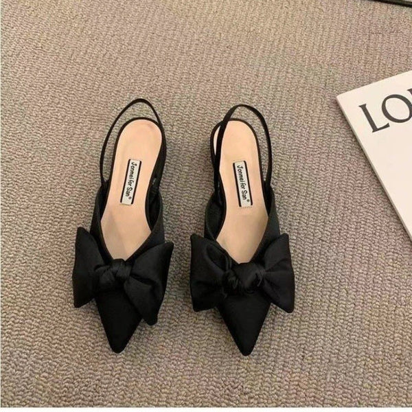 Casual flat sandals with pointed silhouette and feminine butterfly knot in neutral tone