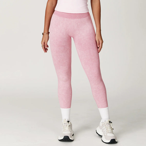 Black seamless yoga leggings with scrunch bum detail for style.