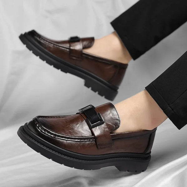 Men's loafers in brown leather, perfect for business casual settings.