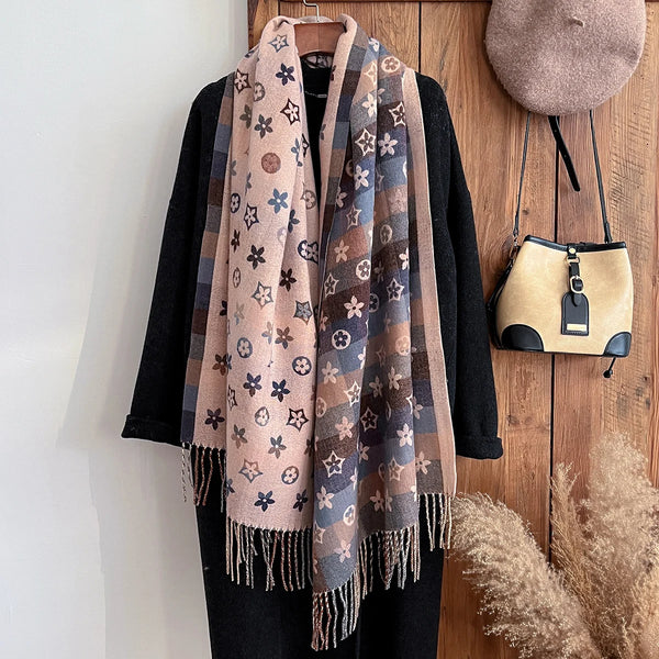 Durable polyester scarf with a luxurious look, perfect for everyday wear.