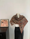 Lightweight scarf with a unique design, ideal for both spring and autumn wear.