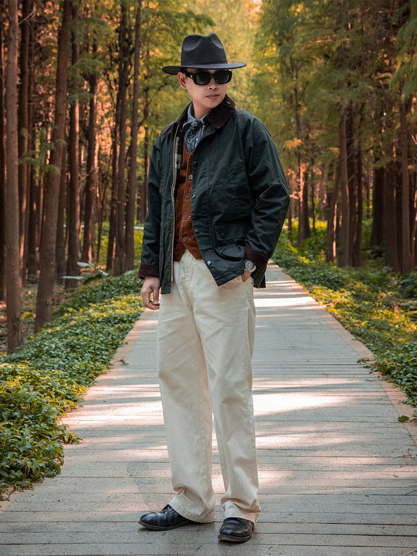 Stylish turn-down collar of the Classic Wax Canvas Hunting Jacket.