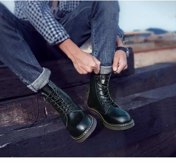 Adventure boots with a timeless black leather finish.