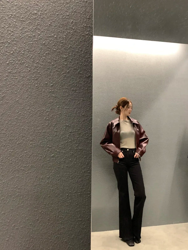 Chic cropped leather jacket for women in faux leather with turn-down collar, perfect for autumn and winter streetwear fashion