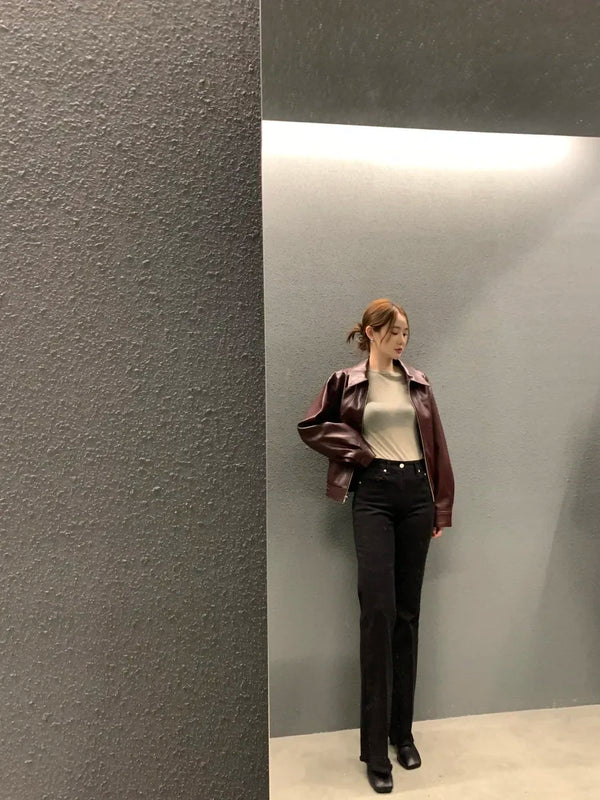 Chic cropped leather jacket for women in faux leather, featuring a turn-down collar and zipper closure, perfect for autumn an
