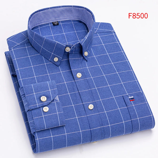 Detail of the shirt's fit, enhancing the body's best attributes.