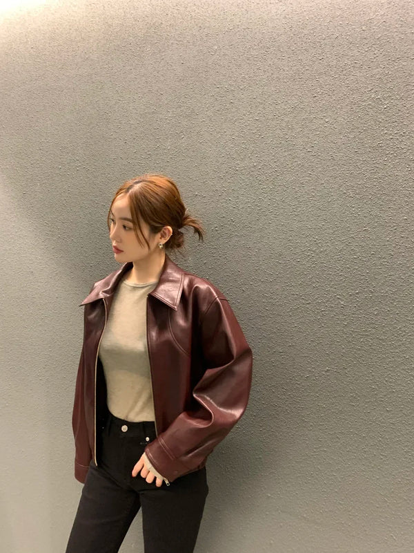 Chic cropped leather jacket for women in faux leather, featuring a turn-down collar and zipper closure, perfect for autumn an