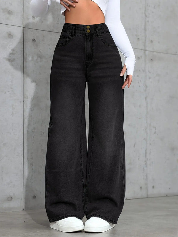 Chic high-waist straight jeans with comfort fit, featuring a relaxed cut, zipper fly, and practical pockets for everyday styl