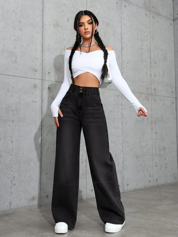 Chic high-waist straight jeans with comfort fit, featuring a relaxed cut, zipper fly, and practical pockets for everyday styl